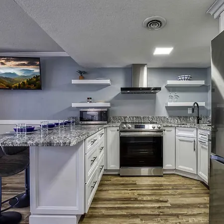 Newly Renovated 5 Star Condo, Pool, Gorgeous View